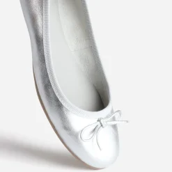 Ballerine argentée en cuir à petit nœud