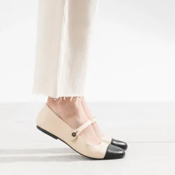 Ballerine beige bout noir à bride