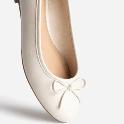 Ballerine écrue avec nœud