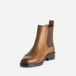 Chelsea boots cognac cuir détails perforés