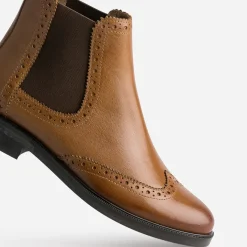Chelsea boots cognac cuir détails perforés