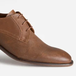 Derby cognac en cuir embossé