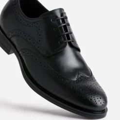 Derby noir en cuir à bout fleuri