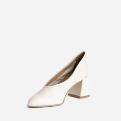 Escarpin beige en cuir à décolleté couvrant