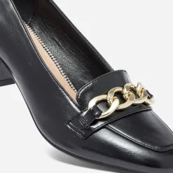 Escarpin noir à talon et chaîne-bijou