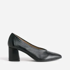 Escarpin noir en cuir à décolleté couvrant