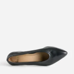 Escarpin noir en cuir à décolleté couvrant