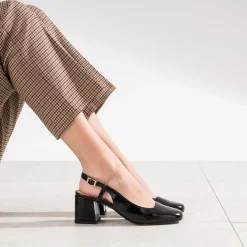 Escarpin slingback noir verni à bouts rapportés