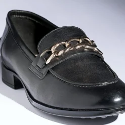 Mocassin noir en cuir à chaîne