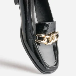 Mocassin noir verni avec chaîne dorée