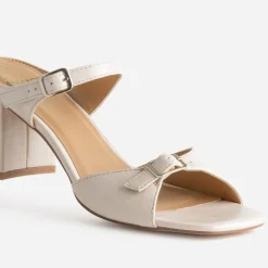 Mule beige à brides fines et boucles rectangulaires