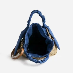 Panier beige foncé tressé à anses bleues