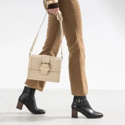 Sac à main beige avec boucle métal