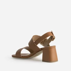 Sandale à talon camel cuir boucle fantaisie