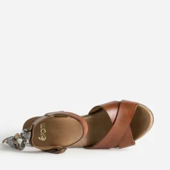 Sandale cognac en cuir éco-conçu détail foulard