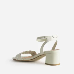 Sandale en cuir blanc cassé