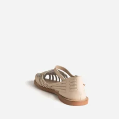 Sandale fermée écrue cuir tressé