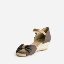 Sandale marron éco-conçue à petit talon compensé