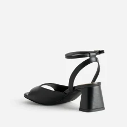 Sandale noire cuir décolleté carré