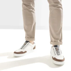 Tennis blanche embossage et détails couleurs